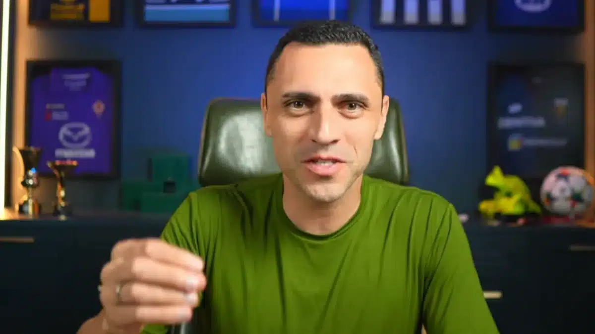 O novo influenciador da EQI, Rômulo Caldeira, ex-jogador de futebol na Itália, falando em um vídeo, simbolizando sua transição para a área de educação financeira.
