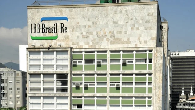 Vista parcial da fachada do prédio do IRB Brasil, simbolizando a disparada da ação (IRBR3) após a recomendação de compra e aumento do preço-alvo pelo JPMorgan.