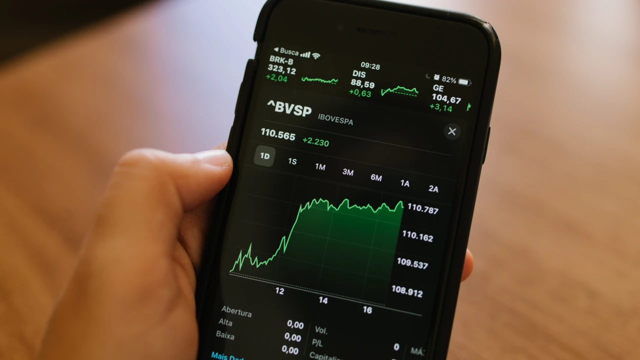 Gráfico financeiro em tela de celular para Ibovespa hoje