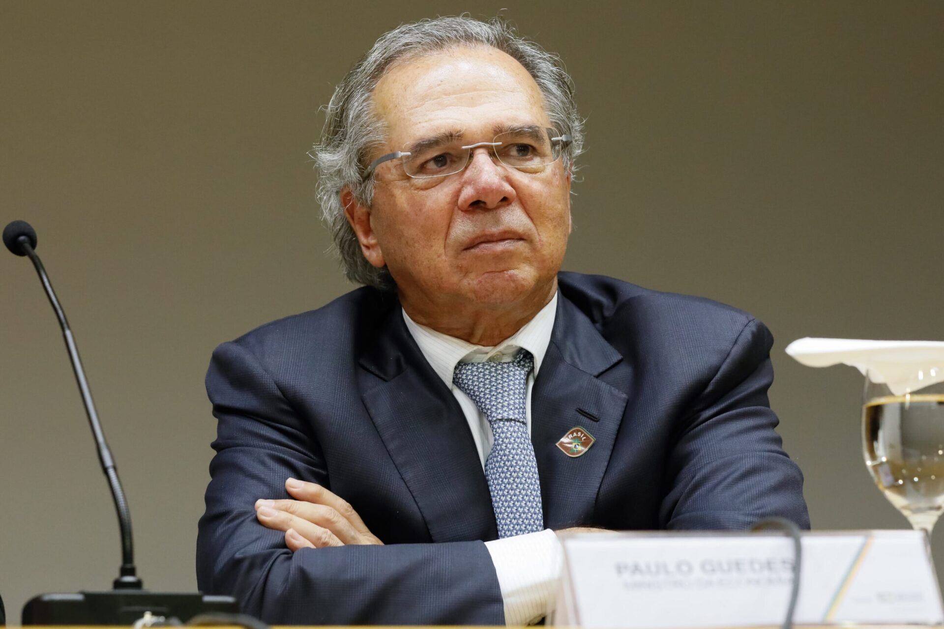Paulo Guedes critica Rodrigo Maia e pede que senadores “salvem” o país da Câmara