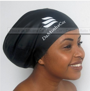 Toucas de natação para cabelo afro dão lucro de R$ 1 mi ao ano