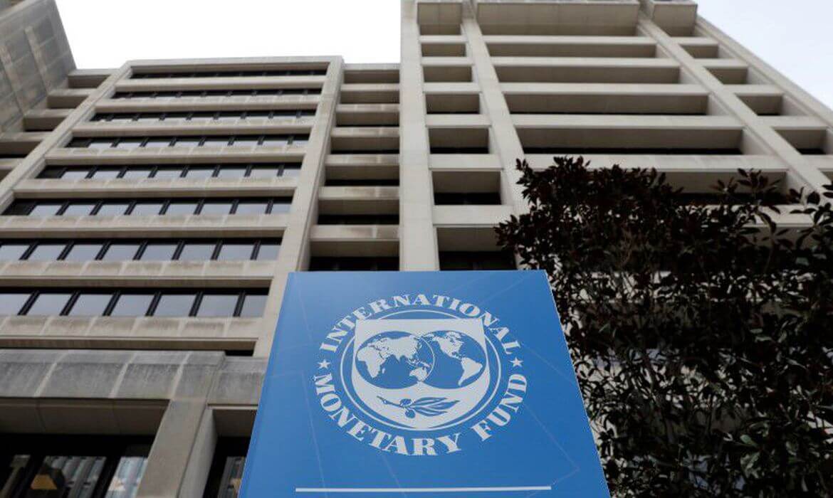 FMI prevê crescimento na economia, mas ainda vê riscos