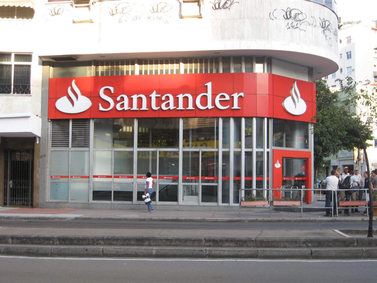 Santander (SANB11) paga JCP; Weg (WEGE3) distribui dividendos