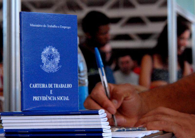 Pnad Contínua: taxa de desemprego no Brasil recua para 14,10%