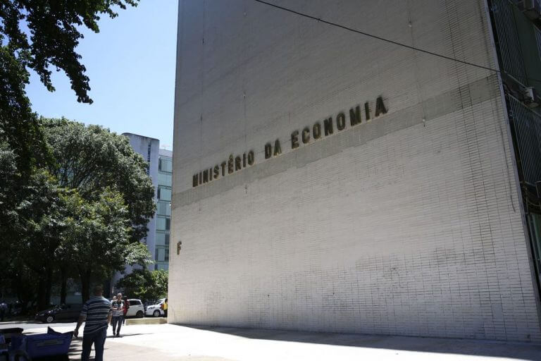 Governo propõe meta de déficit primário de R$ 247 bi para 2021