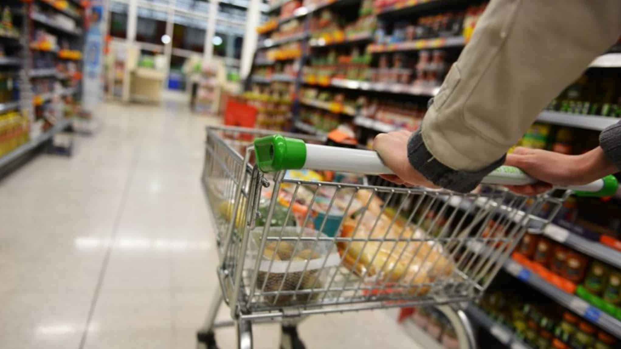 FGV: Confiança do Comércio acomoda e de Serviços sobe com reabertura