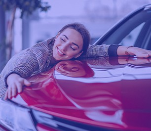 consórcio x financiamento: foto de garota abraçando carro