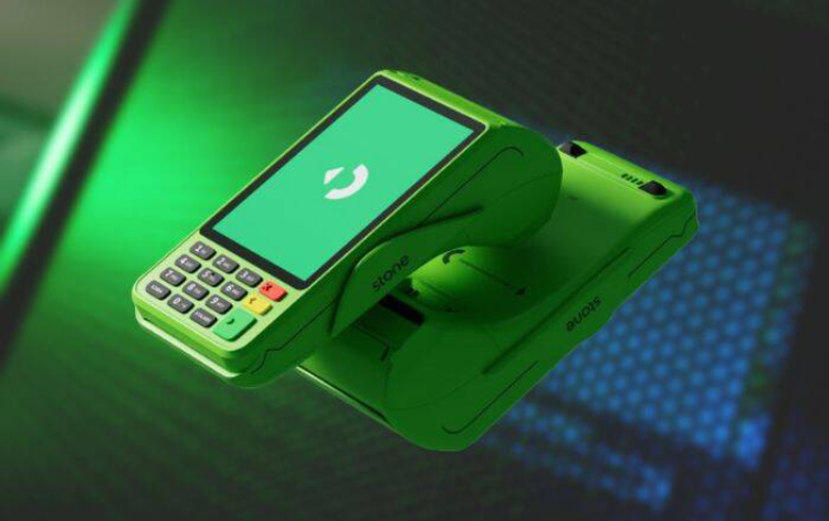 Imagem mostra a maquininha da Stone.