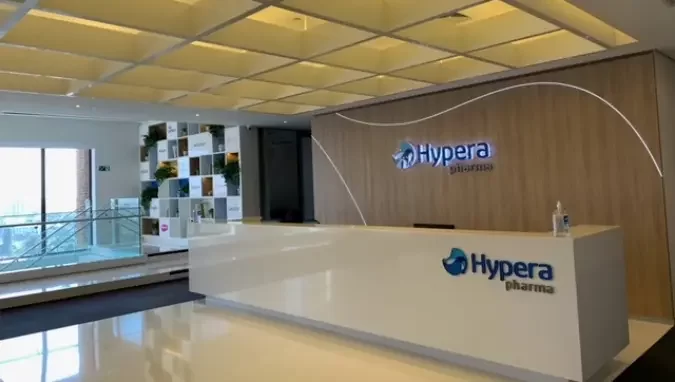 Hypera (HYPE3): imagem mostra balcão de atendimento com marca da empresa