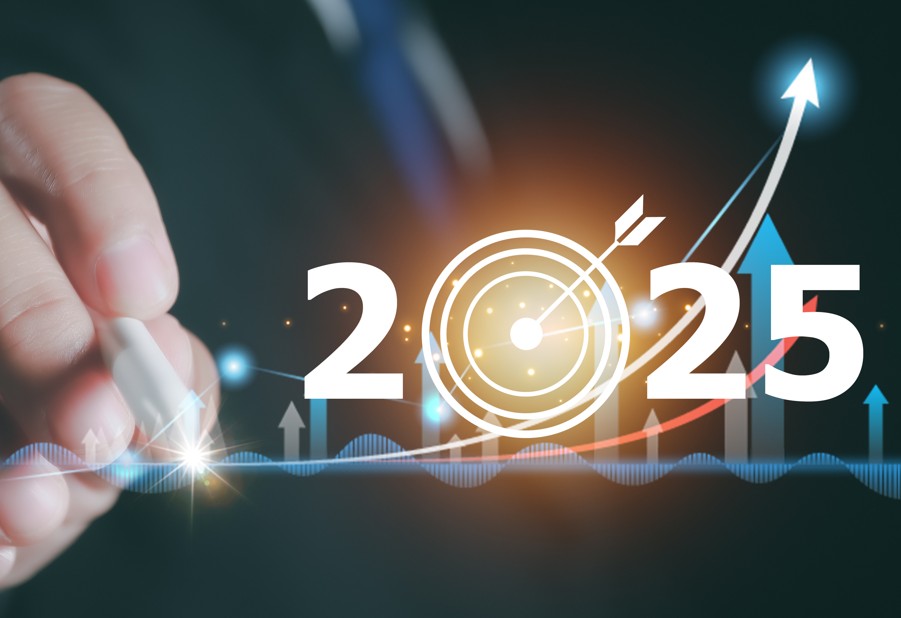 onde investir no segundo trimestre: imagem de mão e homem apontando gráfico de ações e alvo em 2025