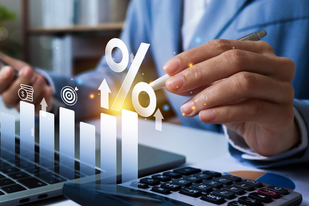 carteira recomendada de renda fixa: imagem de mão de homem analisando gráfico