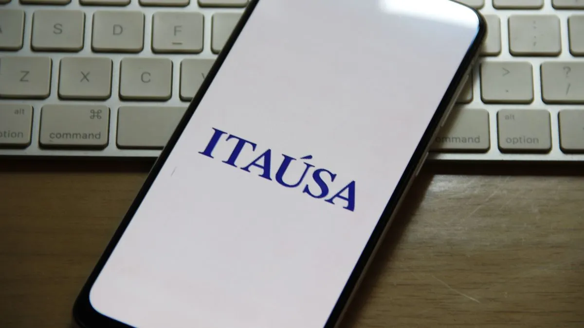 Celular com o logotipo da Itaúsa, representando o anúncio de JCP.