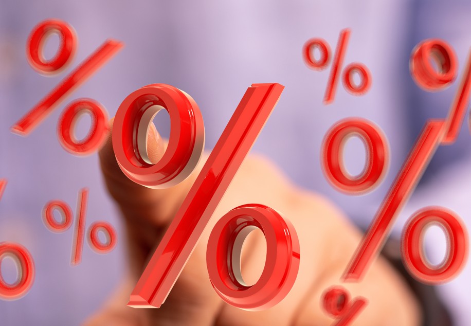 imagem de símbolos de porcentagem e mão humana apontando para eles: Selic vai a 15%, como investir?