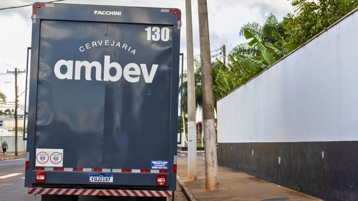 Ambev (ABEV3) lucra R$ 2,83 bi no 2TRI25, alta de 15% com expansão de margem e receita