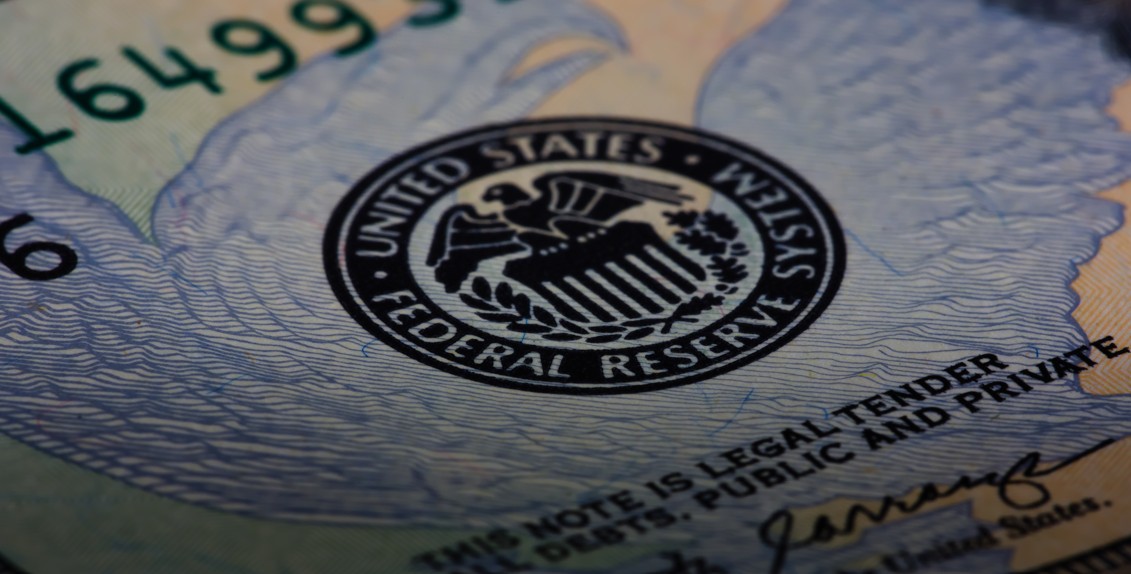 Imagem de nota de dólar com símbolo do banco central americano, Fed: EUA vivem expectativa por corte de juros