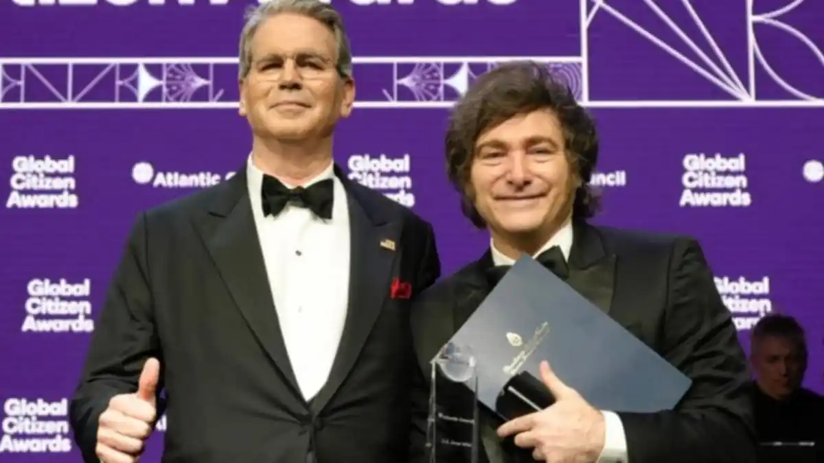 O gestor financeiro Scott Bessent (à esquerda) ao lado do presidente eleito da Argentina, Javier Milei (à direita, segurando um certificado), em um evento.