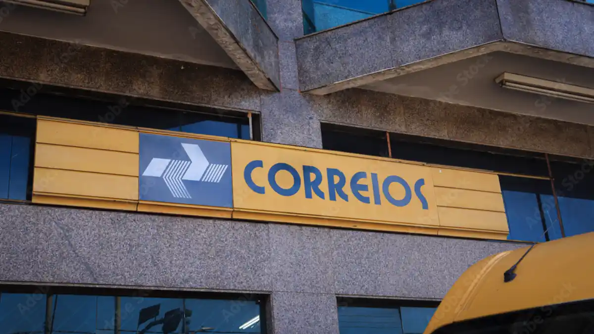 Fachada de um prédio dos Correios com o logo amarelo em destaque, ilustrando a possibilidade de transformar seus ativos imobiliários em FIIs.