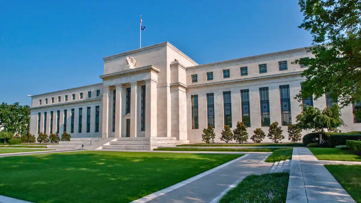 Fachada imponente do edifício do Federal Reserve (Fed) em Washington D.C., com suas colunas clássicas, simbolizando a decisão da taxa de juros dos EUA.