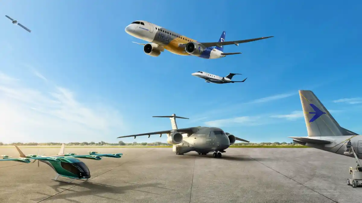 Pista de aeroporto com aeronaves da Embraer de diferentes segmentos (avião comercial voando, avião militar no chão e eVTOL), simbolizando os resultados do 3º trimestre de 2025.