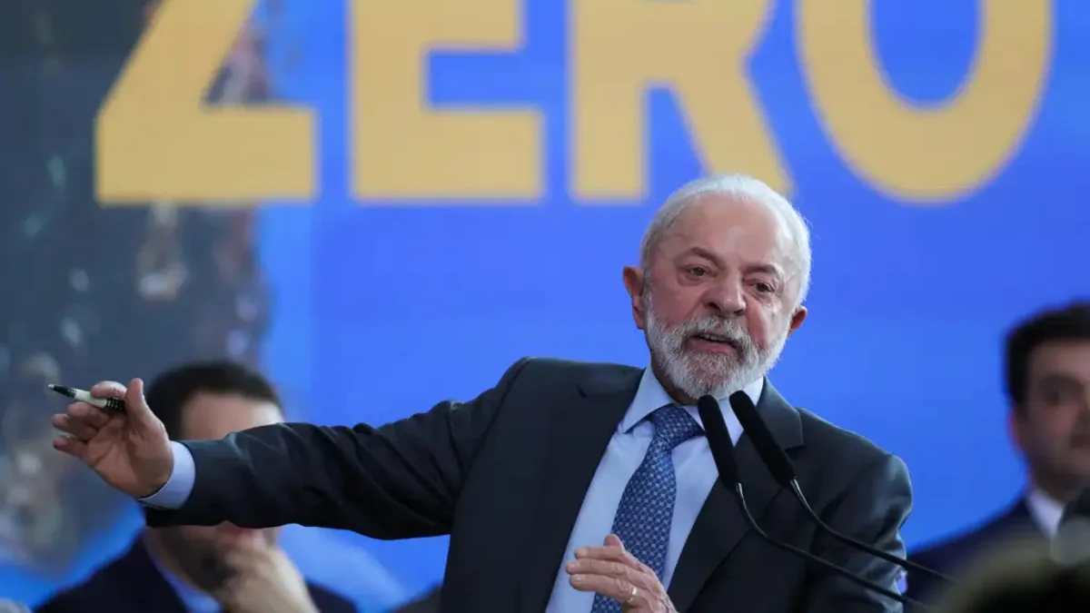 O Presidente Lula falando em um palanque, sob um fundo desfocado com a palavra "ZERO", simbolizando a sanção da isenção do IR para quem ganha até R$ 5 mil.