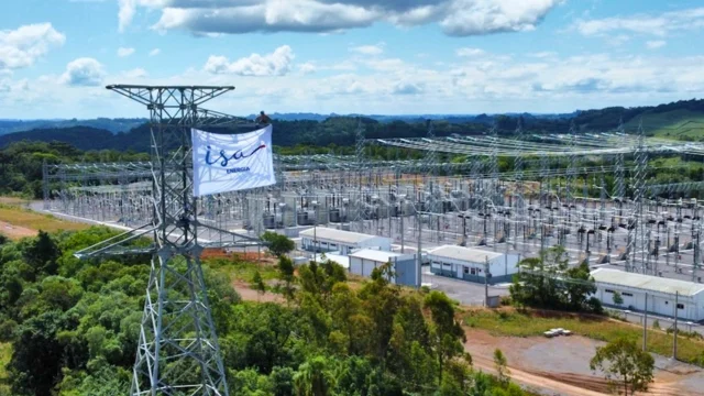 Vista de uma subestação de energia com uma torre de transmissão da ISA Energia, simbolizando os três gatilhos "fora do preço" que reacenderam o interesse do mercado na ação.