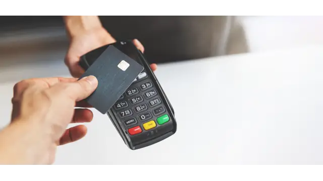 Mesmo com controle no cartão, Selic elevada mantém juro bancário em patamar histórico