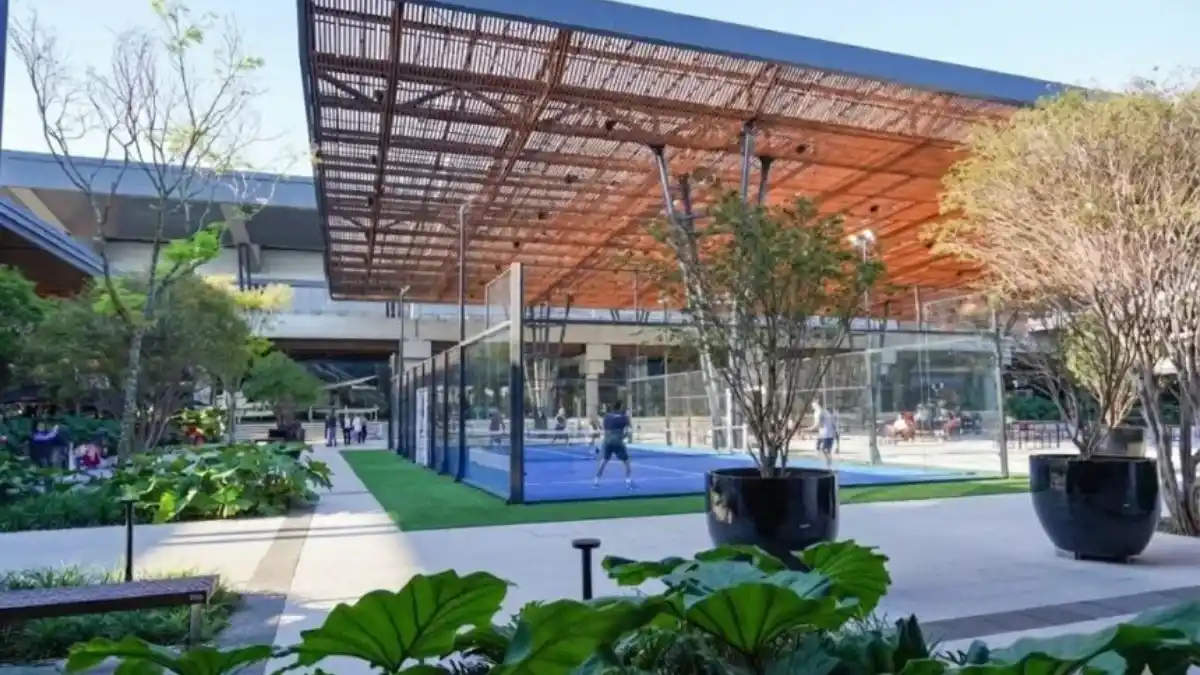 EQI Investimentos transforma Floripa Airport com quadra de pádel aberta 24h e temporada gratuita