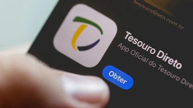 Tela de celular exibindo o aplicativo Tesouro Direto, simbolizando o acionamento do circuit-breaker após a fala "irreversível" de Flávio Bolsonaro, que disparou os juros futuros.