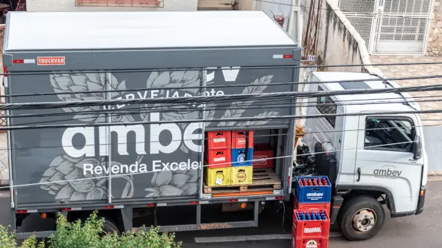 Caminhão da Ambev (ABEV3) entregando bebidas