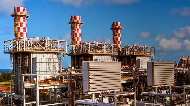 Logotipo da Eneva em destaque na fachada de um edifício corporativo, representando o desempenho das ações Eneva (ENEV3) na Bolsa de Valores.