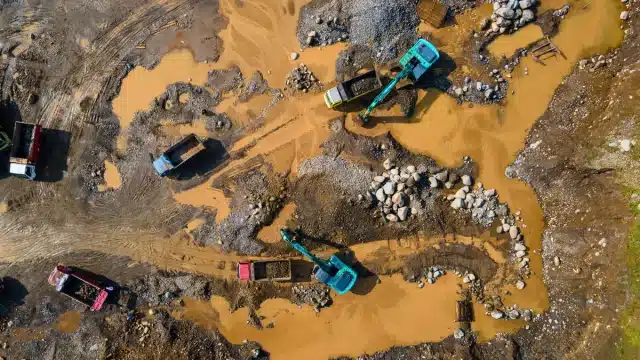 Cubos de metal níquel refinado em destaque, representando a transição da commodity de "problema" para "solução" na divisão de metais básicos da Vale, com foco em sua nova relevância de mercado.