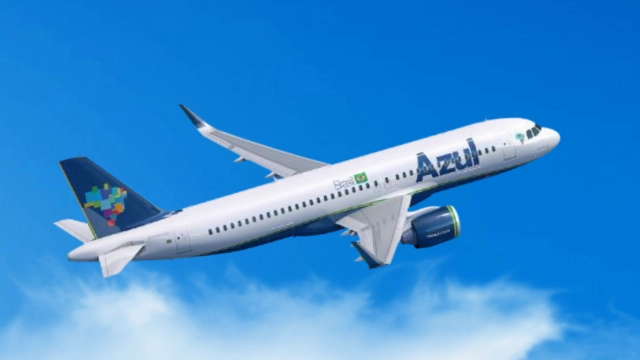 Avião da Azul voa no céu claro