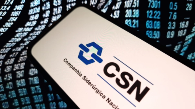 Logo da CSN em uma tela de celular