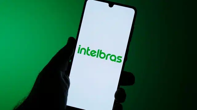 Aparelho de celular com logo da Intelbras