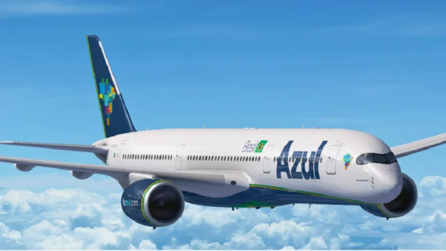 Avião da Azul voa pelo céu