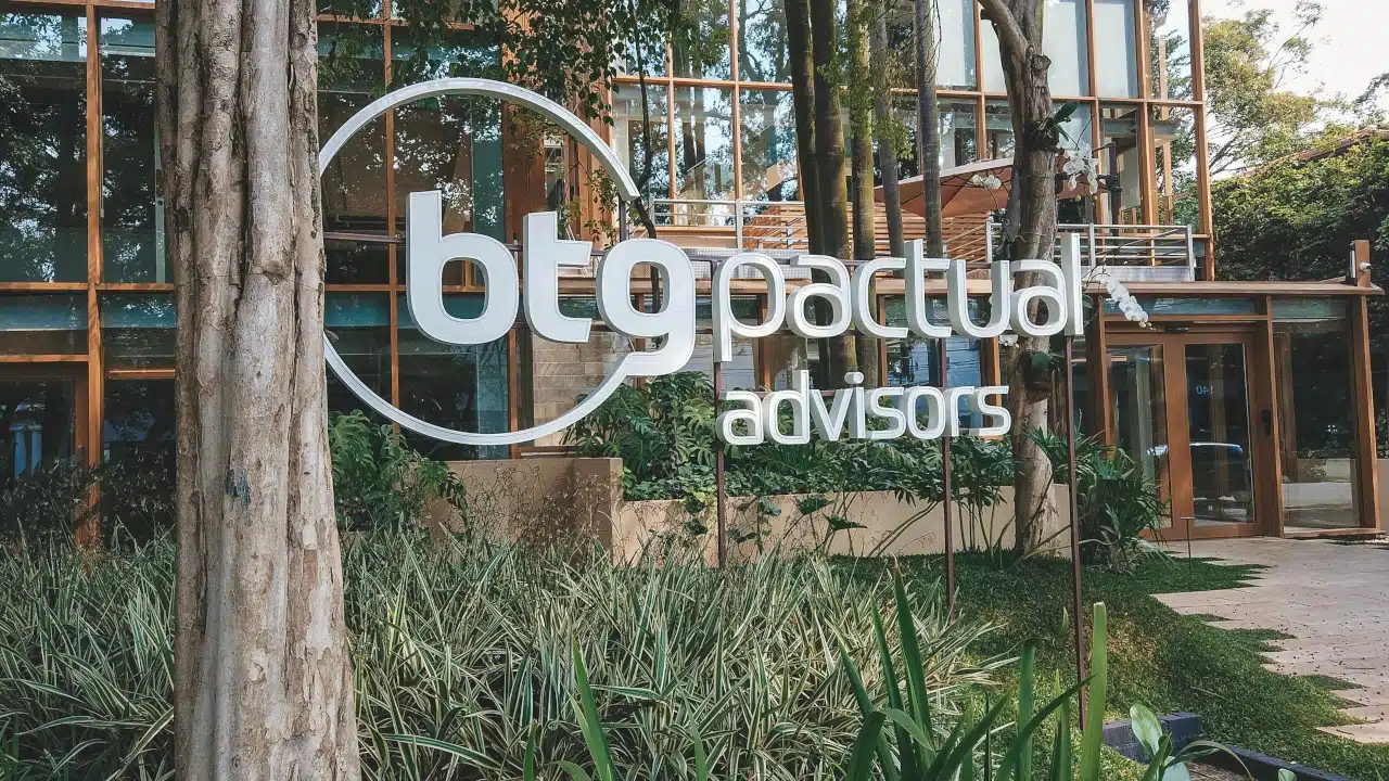 Logo do BTG na frente da sede do banco