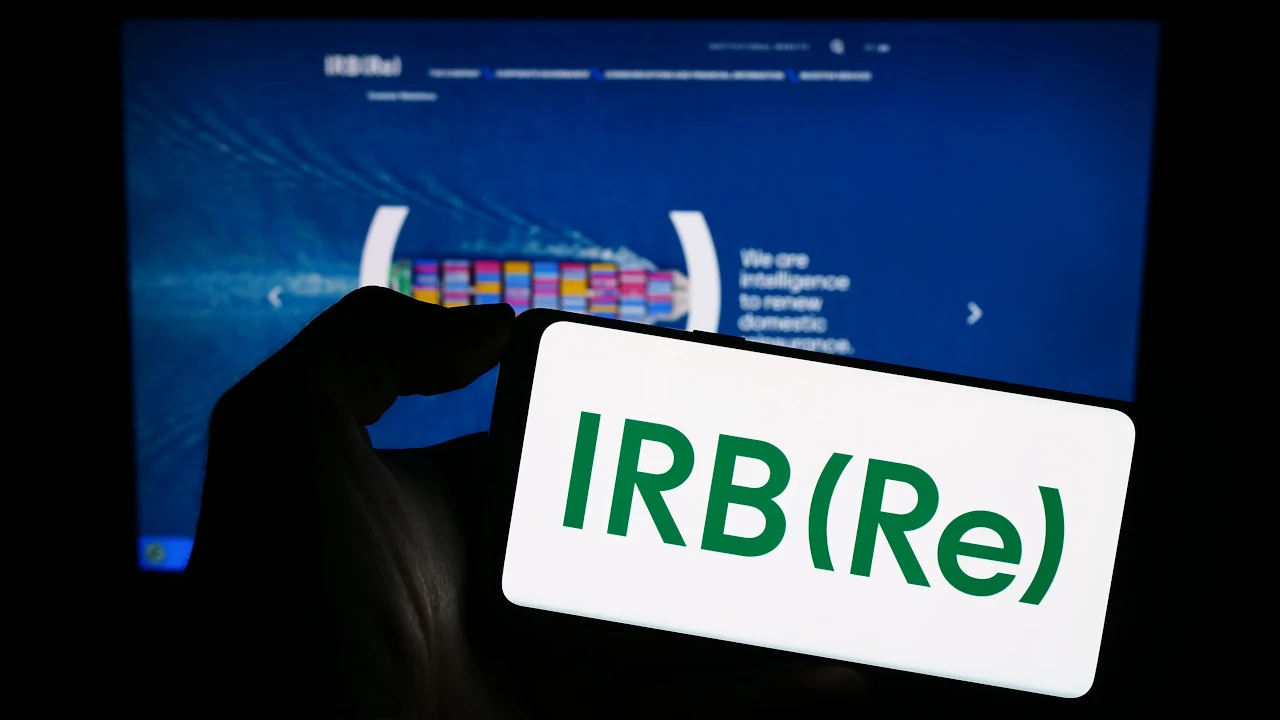 Logo do IRB Re em tela de celular