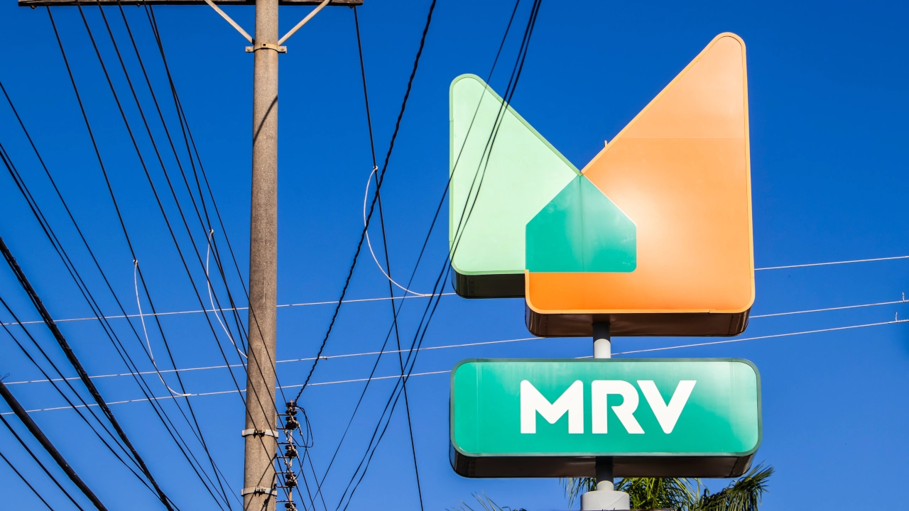 Totem da MRV em frente a unidade da empresa