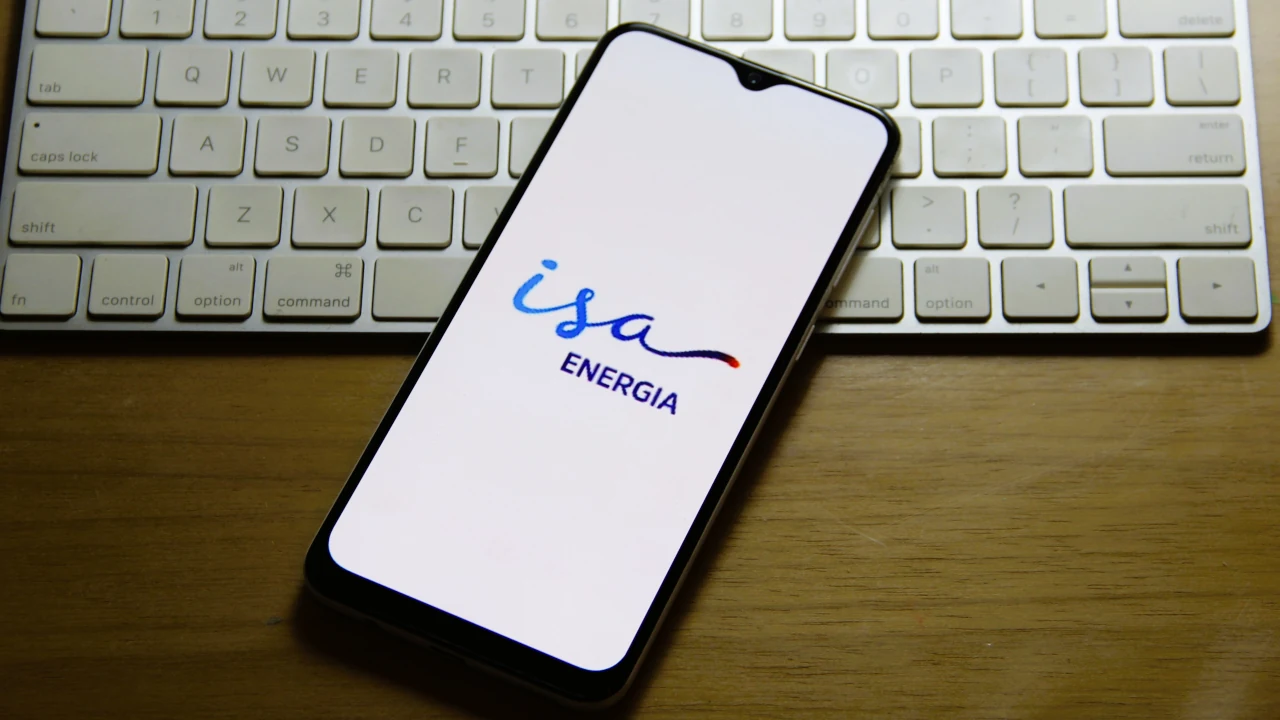 Logo da ISA Energia na tela do celular