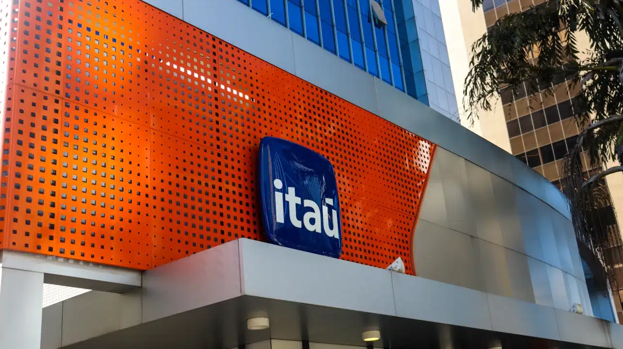 Logo do Itaú em agência do banco