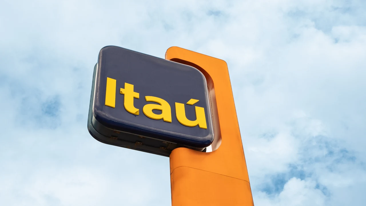 Logo do Itaú em totem de agência