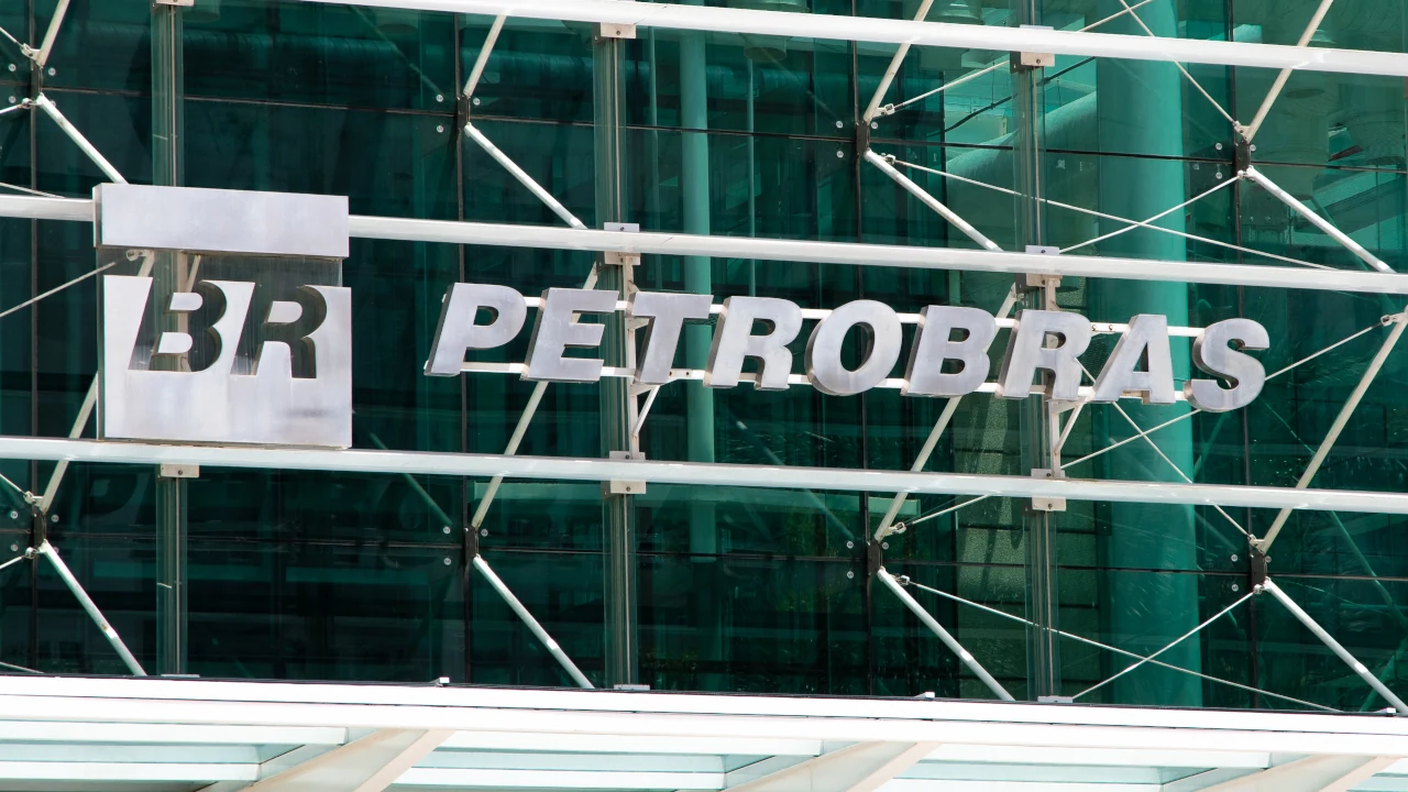 Logo da Petrobras em fachada de prédio
