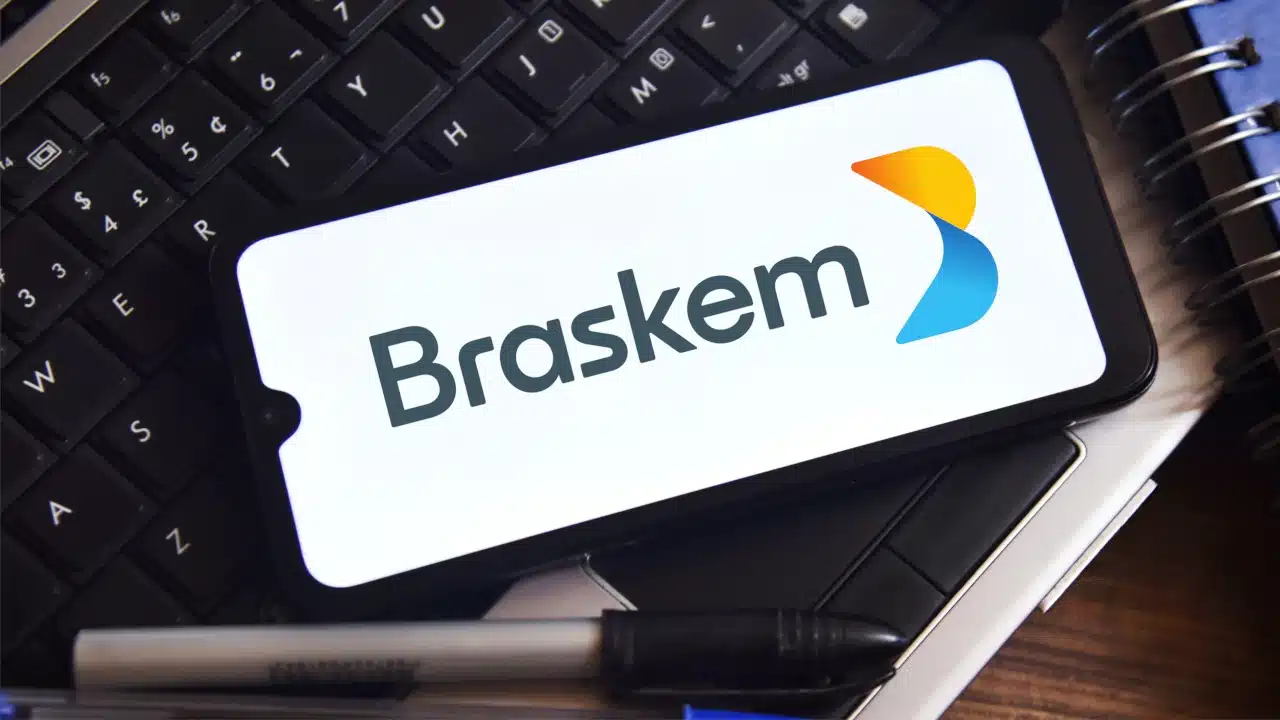 Ações da Braskem caem após rebaixamento de crédito e corte de recomendação pelo JPMorgan.
