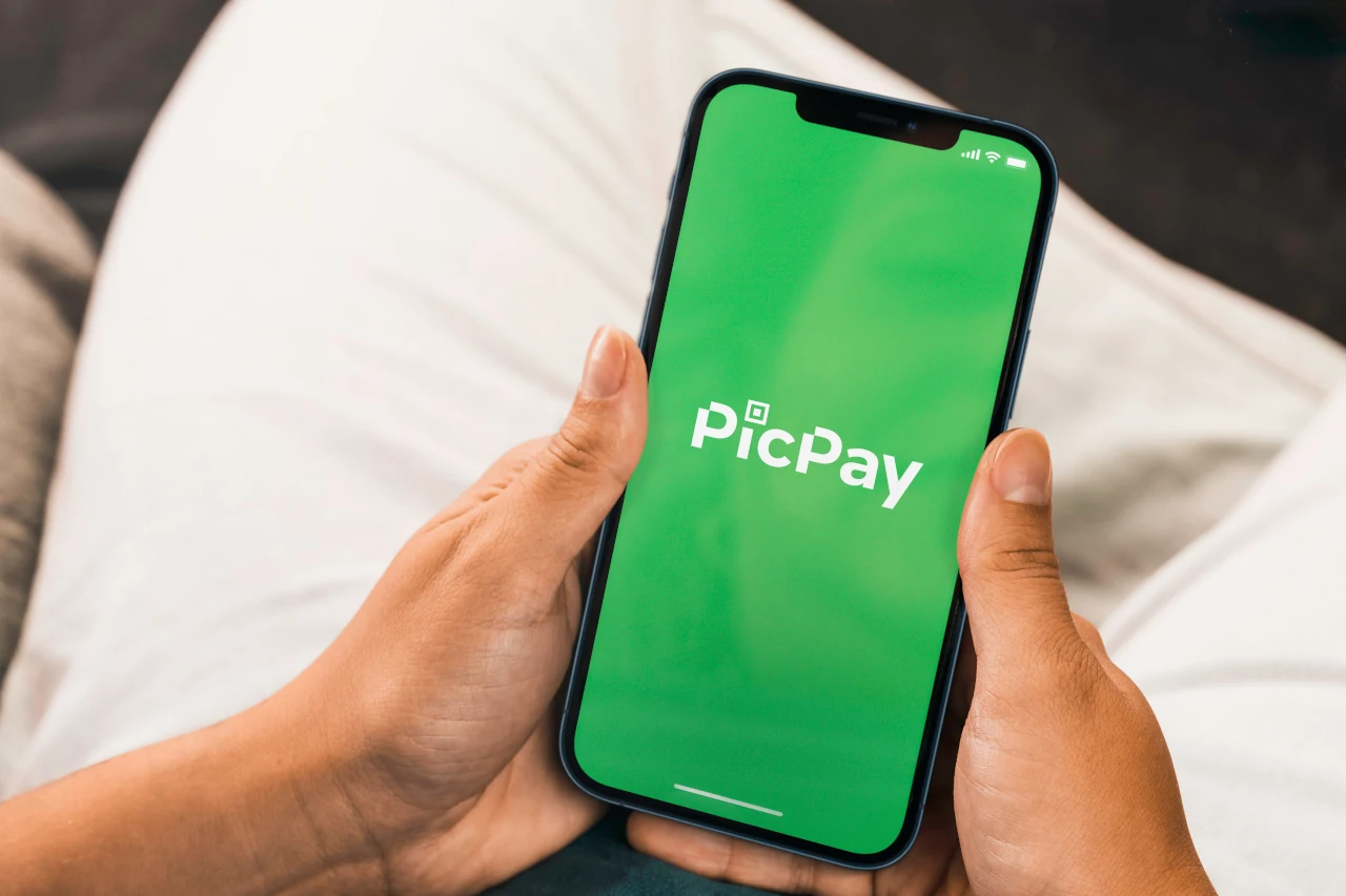 Tela de celular mostra logo do PicPay