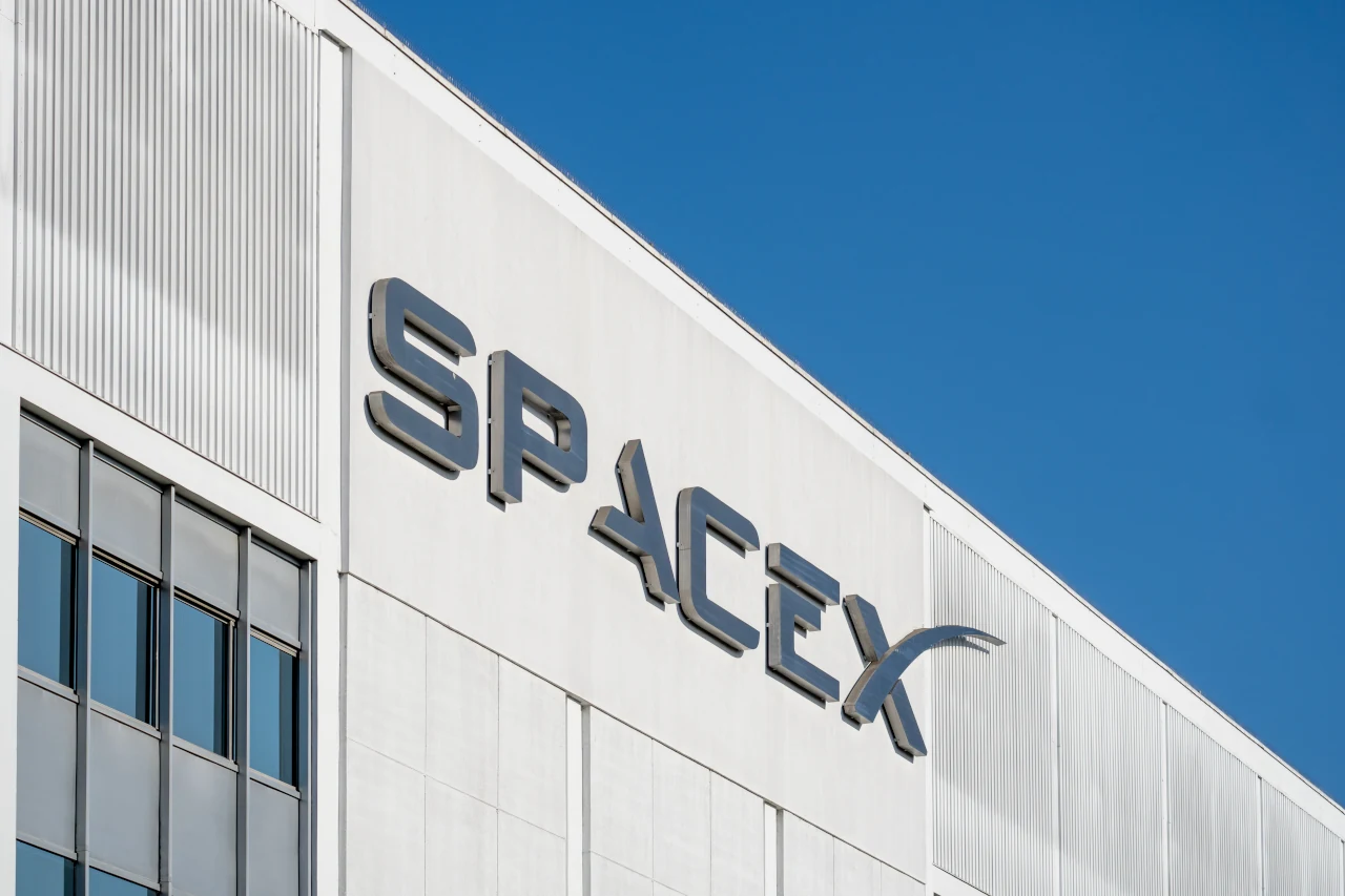 Logo da SpaceX em prédio da empresa
