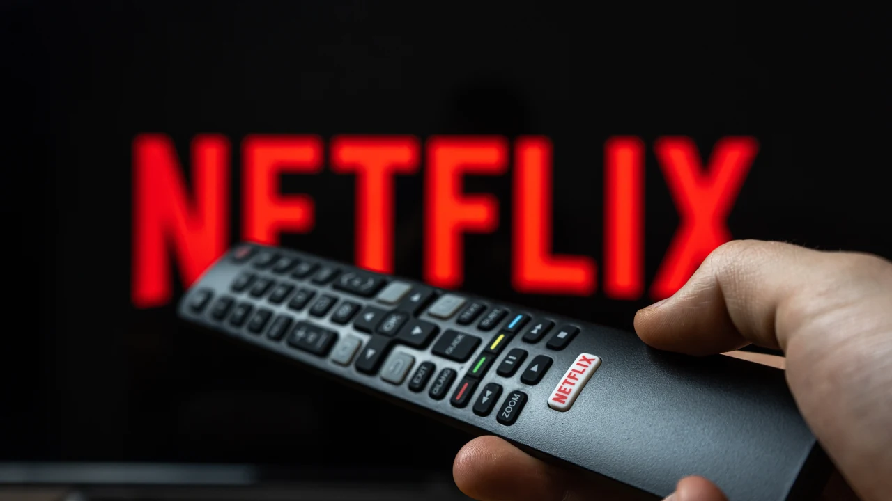 Logo da Netflix em tela de TV