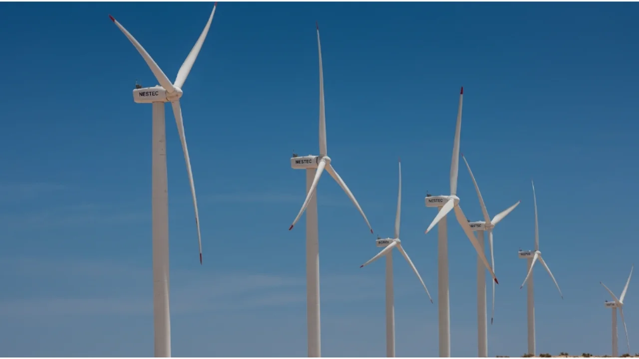 Aerogeradores de parque eólico da CPFL Energia sob céu azul, ilustrando matéria sobre a queda das ações após o balanço do CPFL Energia 2T26.