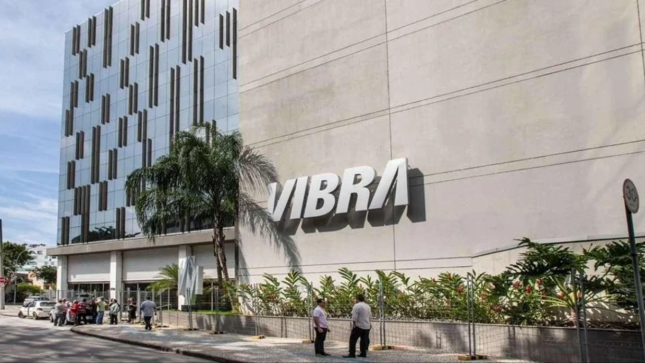 Fachada da sede corporativa da Vibra Energia com o logotipo VIBRA em destaque, ilustrando matéria sobre o balanço e o lucro recorde do Vibra 2T26.