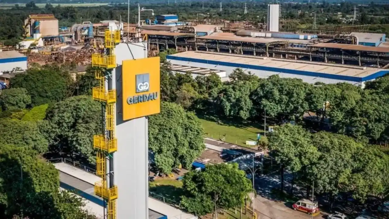 Vista aérea do complexo industrial da Gerdau com torre exibindo a logomarca da companhia em pauta sobre dividendos e recompras.