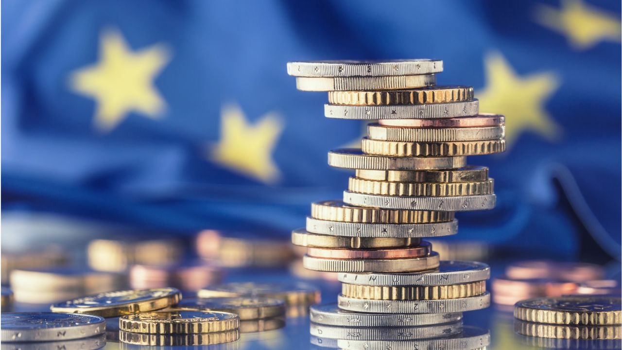 Bandeira da União Europeia para ilustrar inflação da zona do euro
